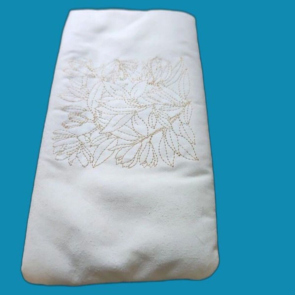 Cosmetic VIP Bag vintage-style CHaNEL Gold floral embroidery, cushy creamywhite - Picture 5 of 15
